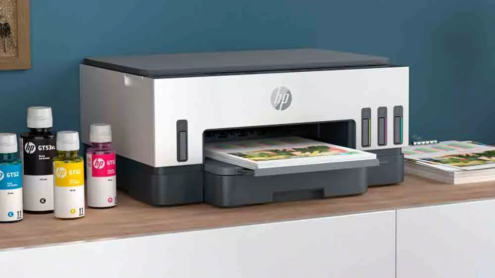 Atramentová tlačiareň HP Smart Tank 720 All-in-One s náplňami, položená na stole_04