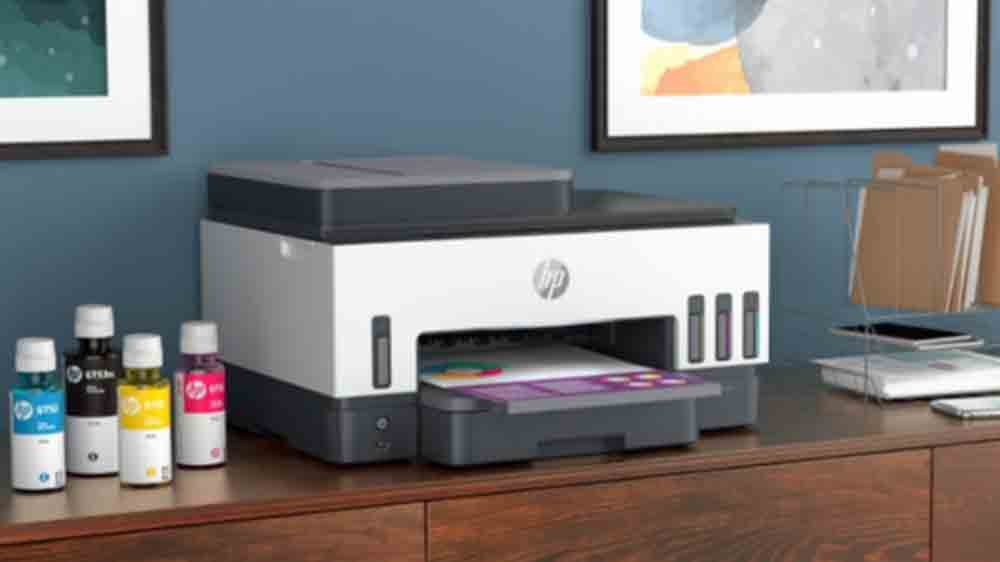 Inkoustová tiskárna HP Smart Tank 750 All-in-One na pracovním stole s náhradními náplněmi_02