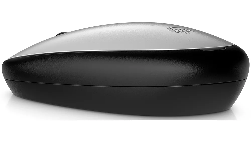 Bluetooth myš HP 240 Pike Silver demonštrujúca presnosť optického senzora a pohodlné držanie pri používaní