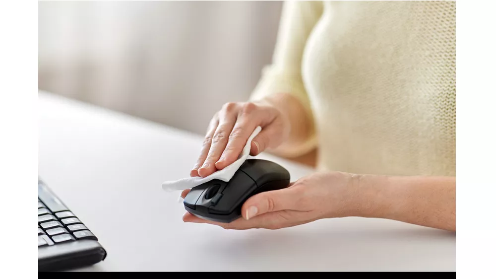 Bezdrôtová myš HP 200 demonštrujúca ergonomický tvar s protišmykovou úpravou a optickým senzorom pri používaní