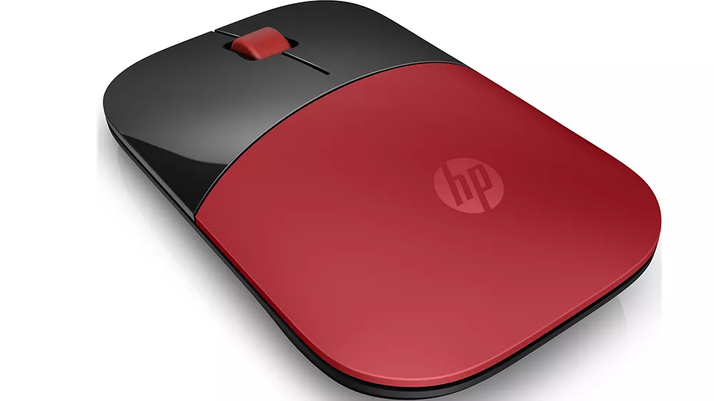 Myš HP Z3700 Cardinal Red Wireless v červenom prevedení na bielom pozadí zobrazujúca elegantný dizajn a kompaktné rozmery