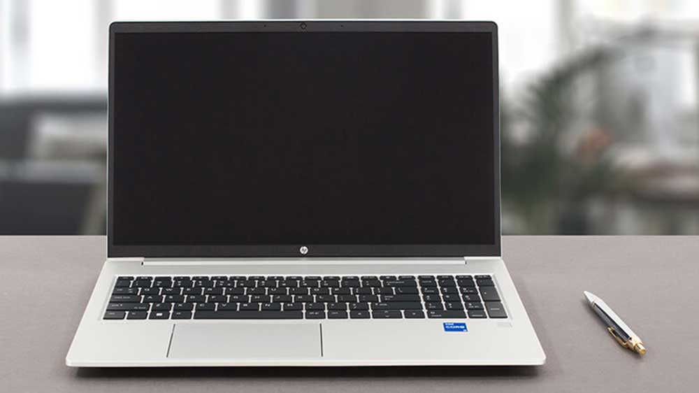 Pracovní stůl s HP ProBook 450 G10_02