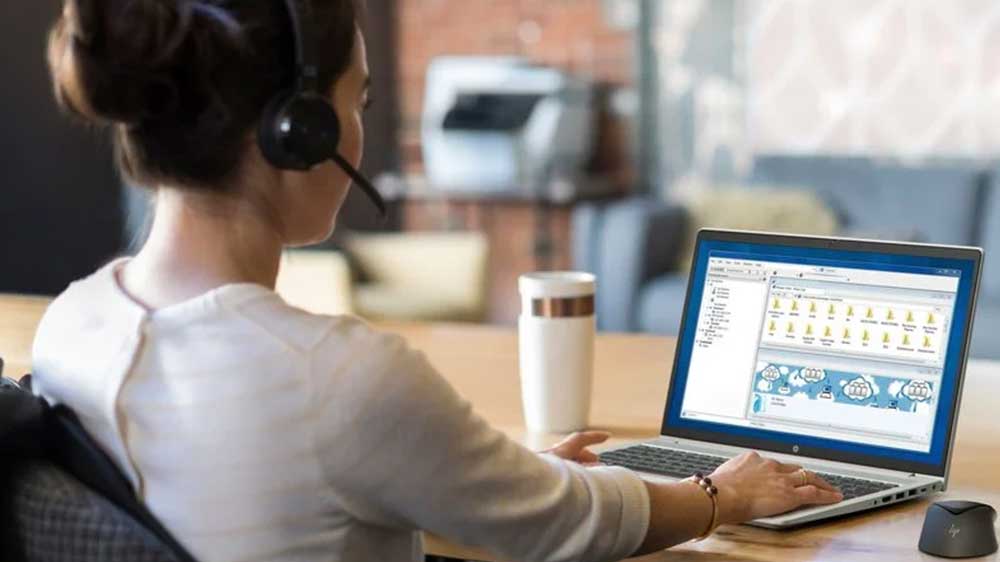 Žena v kanceláři s HP ProBook 450 G10_03