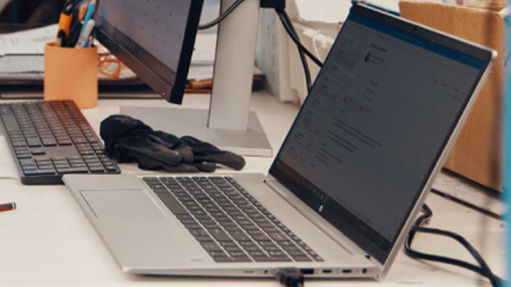 Pracovní stůl s HP ProBook 450 G10_04