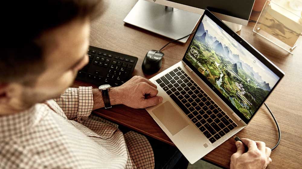 Muž propojující kabel s HP ProBook 450 G10_05