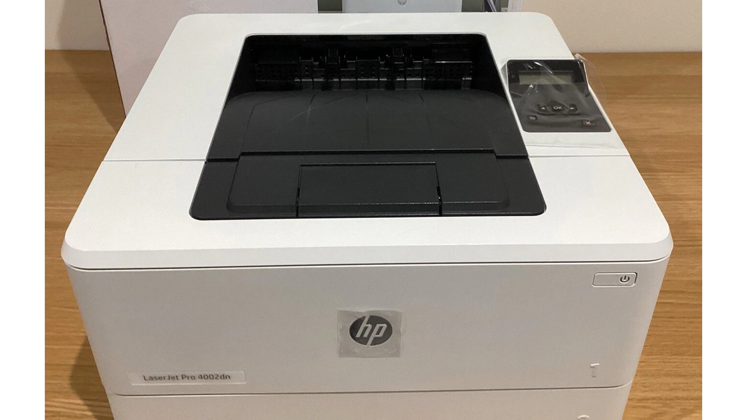 Tiskárna HP LaserJet Pro 4002DN na stole