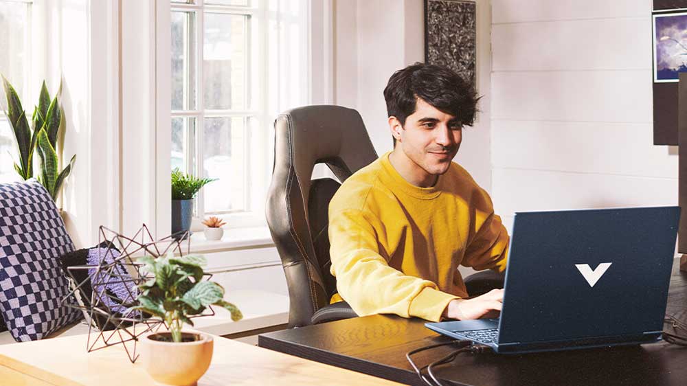 Muž v pokoji s notebookem HP Victus Gaming 16-E0070NC_02