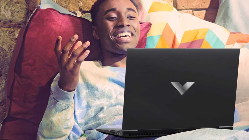 Osoba na posteli během videohovoru na notebooku HP Victus Gaming 16-E0070NC_04