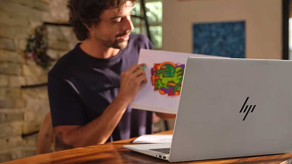 Muž s laptopem HP Envy 17-da0002nc_02