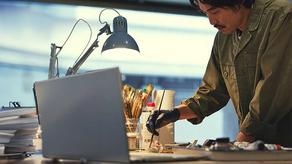 Malíř s laptopem HP Envy 17-da0002nc_03