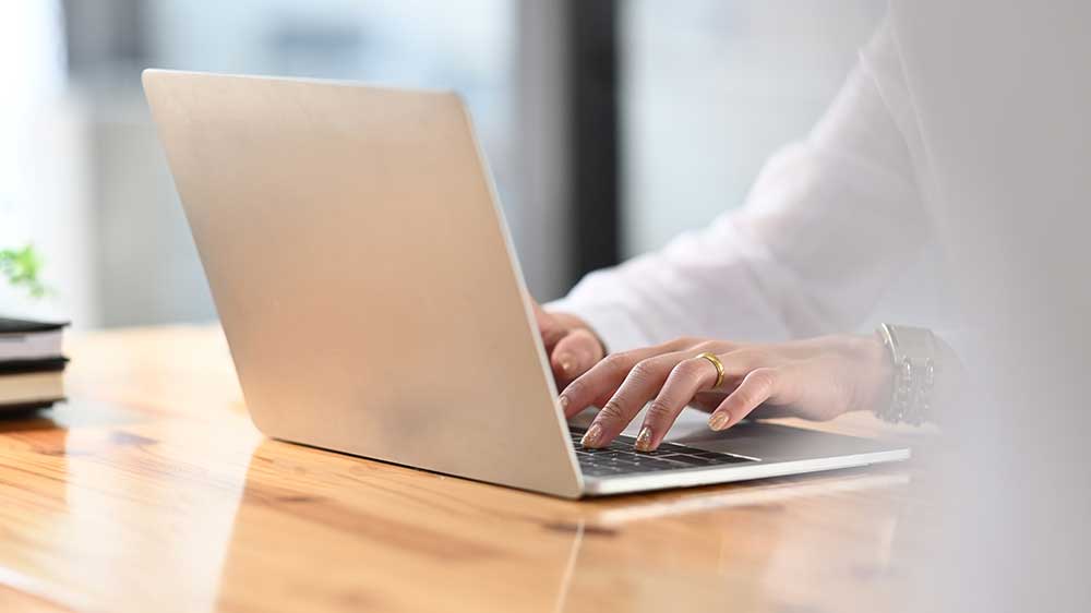 Pracovní stůl s notebookem HP Pavilion Aero_04