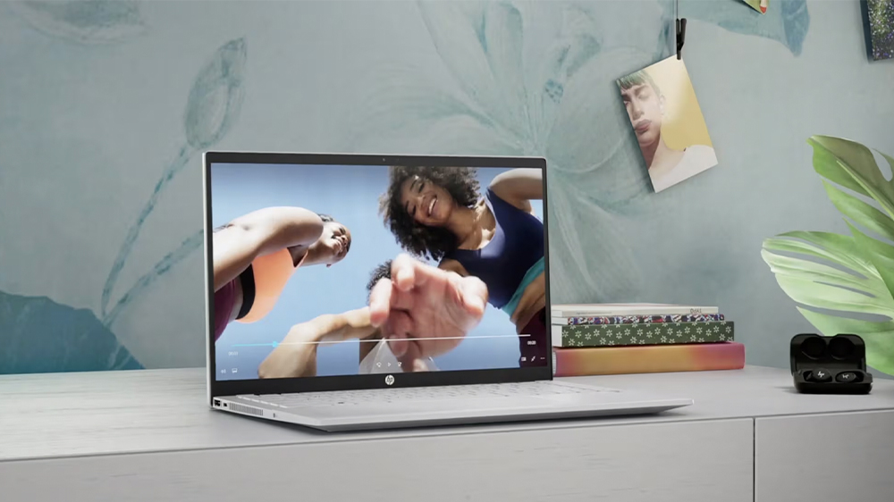 Stolek s notebookem HP Pavilion x360_2