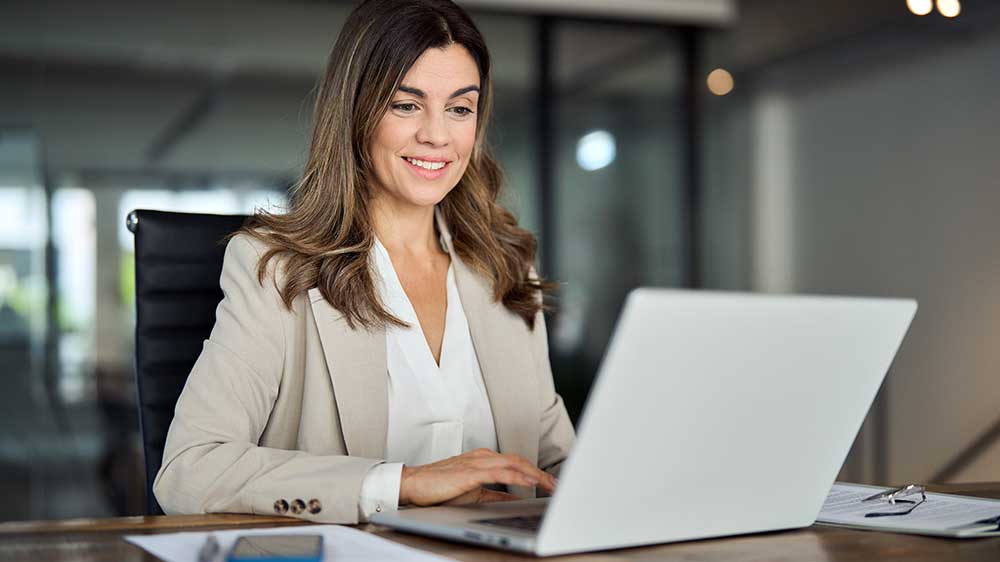 Mladá žena pracuje na notebooku_04