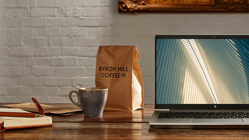 „Stůl s kávou a notebookem HP EliteBook 840 G11_3“