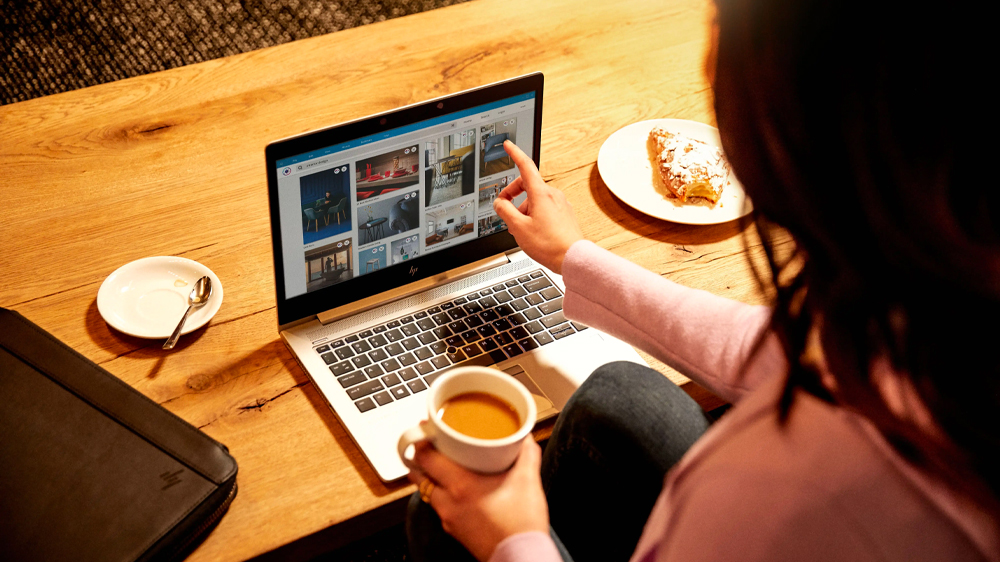 „Práce v kavárně s HP EliteBook 840 G11_4“