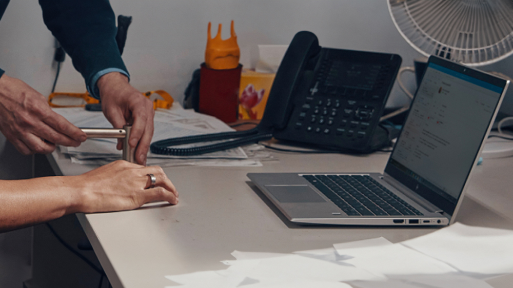 „Pracovní stůl s notebookem HP EliteBook 645 G11_2“