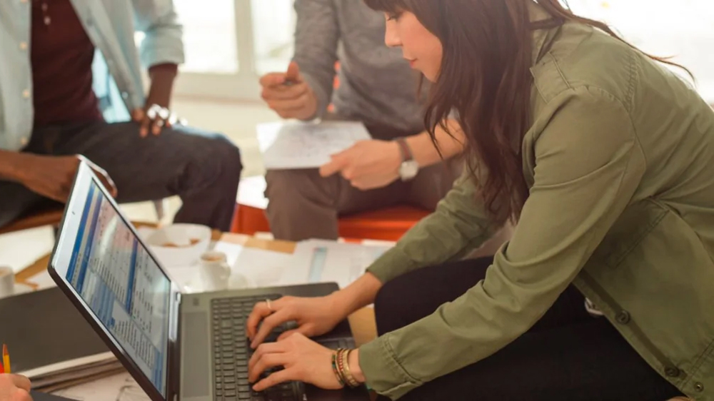 Psaní na klávesnici notebooku HP EliteBook 660 G11_2