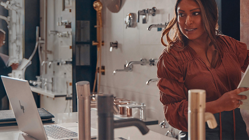 Práce na notebooku HP EliteBook 865 G11_2