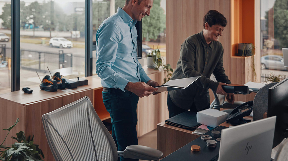 Kancelář s notebookem HP EliteBook 865 G11_3