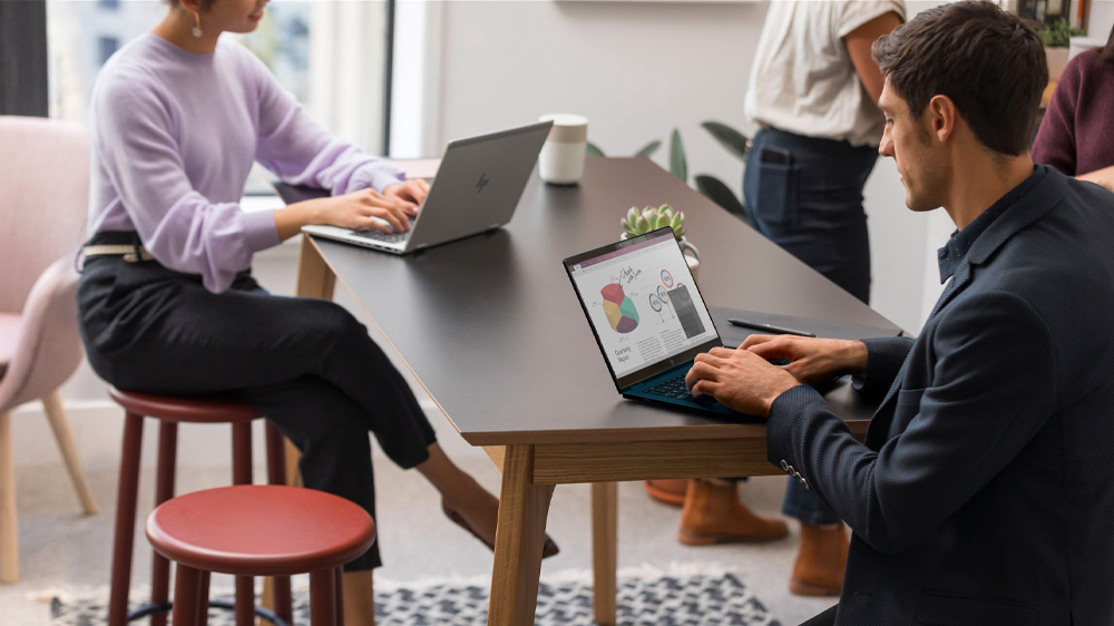 Práce na notebooku HP EliteBook 665 G11_2