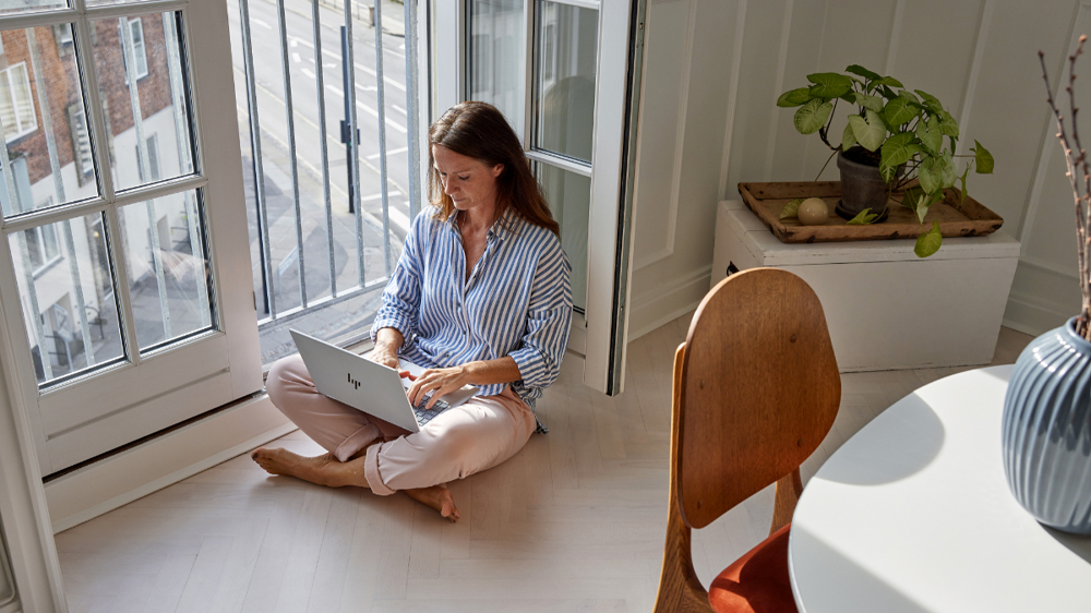 Žena s HP EliteBook 665 G11_4