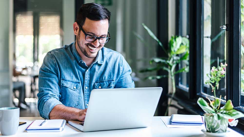 Muž pracující na notebooku_06