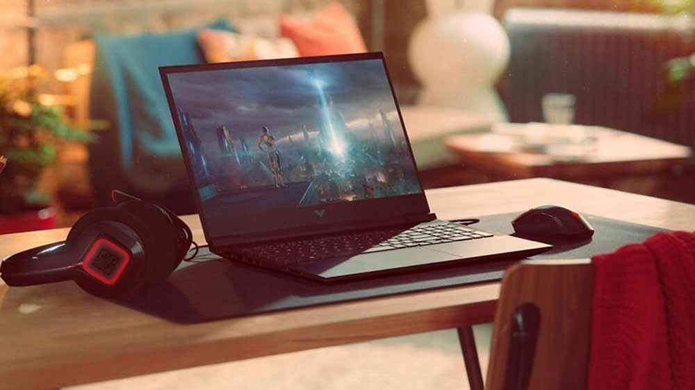 Stůl se sluchátky a HP Victus Gaming 15-fb2038nc_02