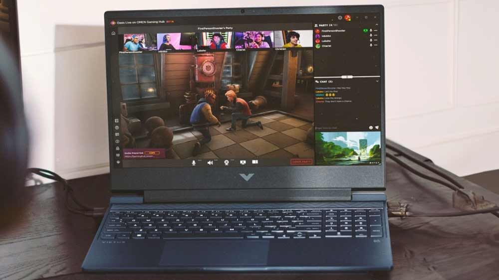 Stůl s klávesnicí a záběrem na HP Victus Gaming 15-fb2038nc_04