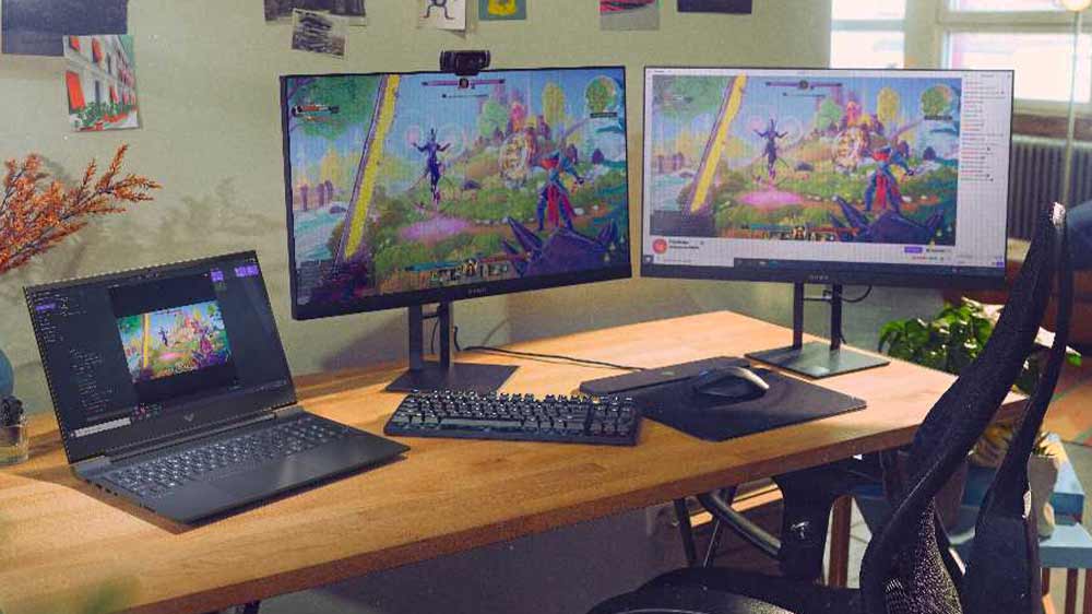 Stůl s monitory a HP Victus Gaming 15-fb2038nc_05