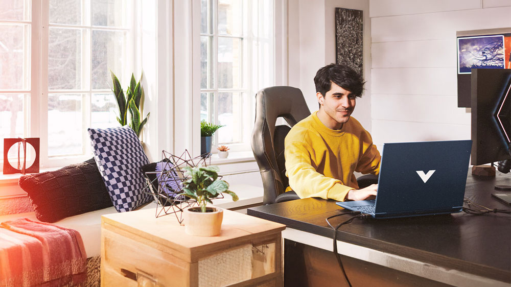 Muž v pokoji s notebookem HP Victus Gaming 15-fa1035nc_2