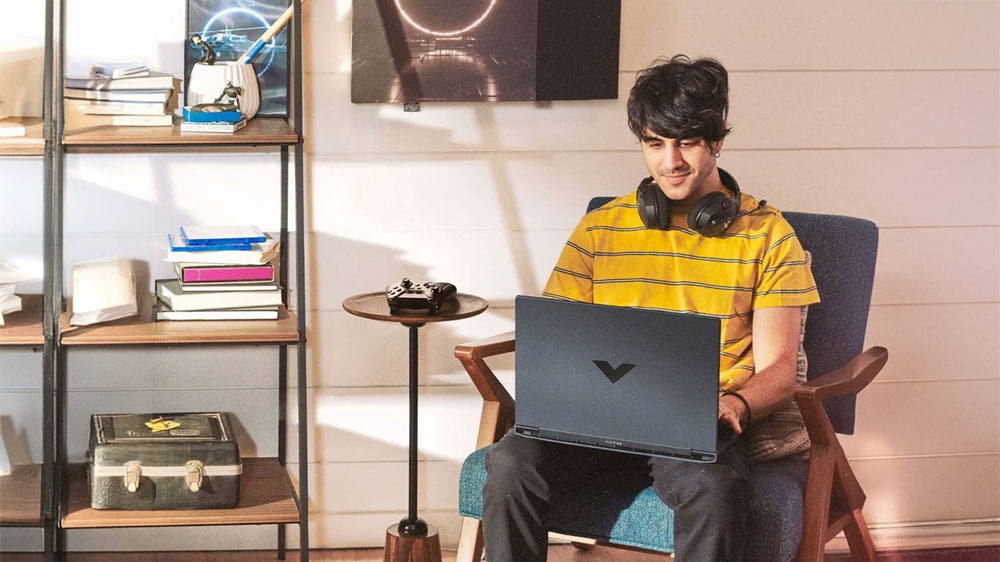 Muž na křesle s notebookem HP Victus Gaming 15-fa1035nc_3