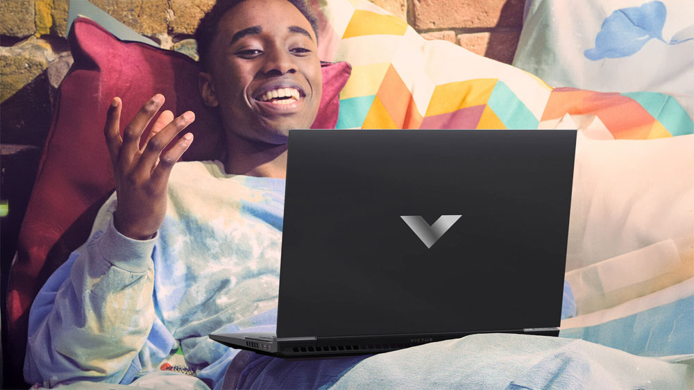 Osoba na posteli během videohovoru na notebooku HP Victus Gaming 15-fa1035nc_5