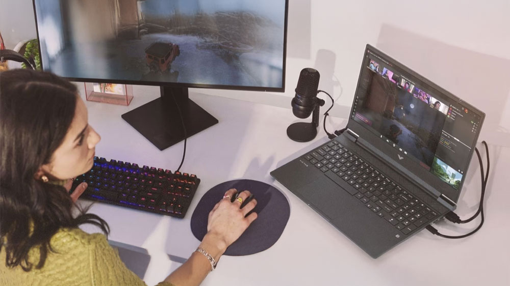 Žena pracující na HP Victus Gaming 15-fa1030nc_2