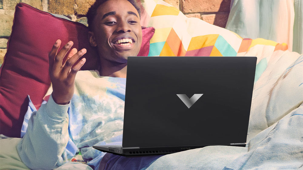 Osoba na posteli během videohovoru na notebooku HP Victus Gaming 15-fa1030nc_5