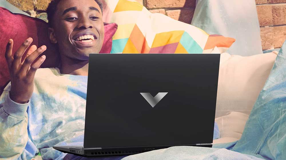 Osoba na posteli během videohovoru na notebooku HP Victus Gaming 15-fa0831nc_5