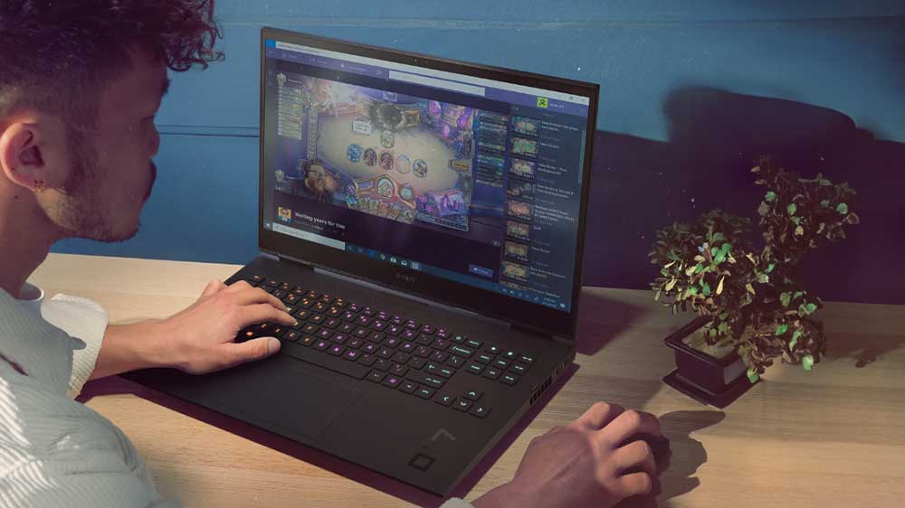 Muž hrající na notebooku HP OMEN 17-db0002nc_02