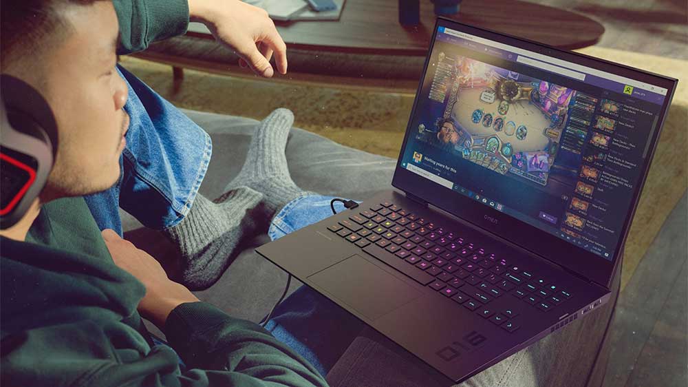 Muž s notebookem HP OMEN 17-db0002nc_04