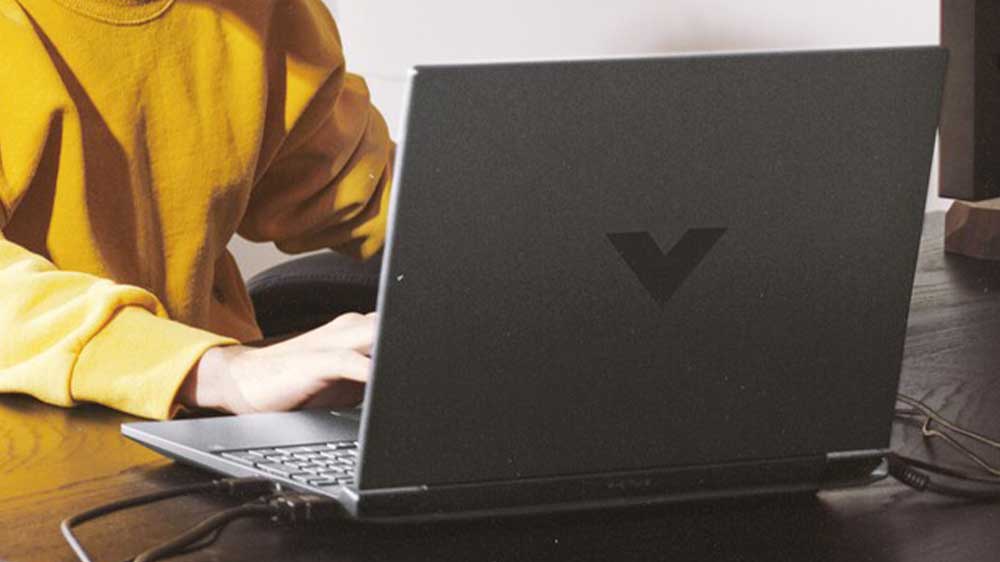 Osoba hrající na notebooku VICTUS by HP 16-s1002nc_02