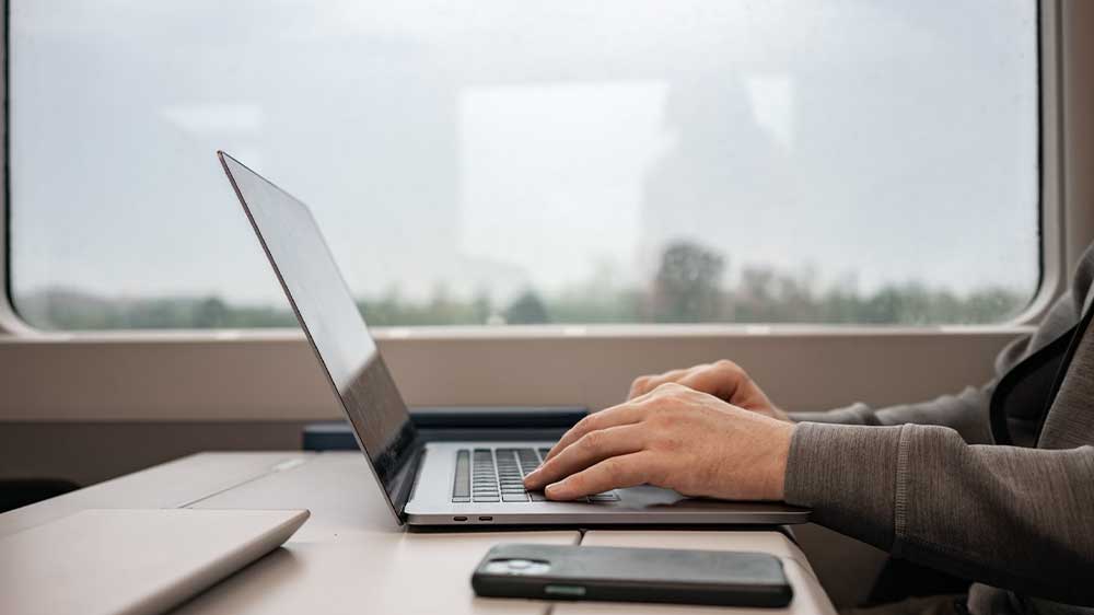 Osoba ve vlaku píšící na HP 250R 7L707ET G9_02