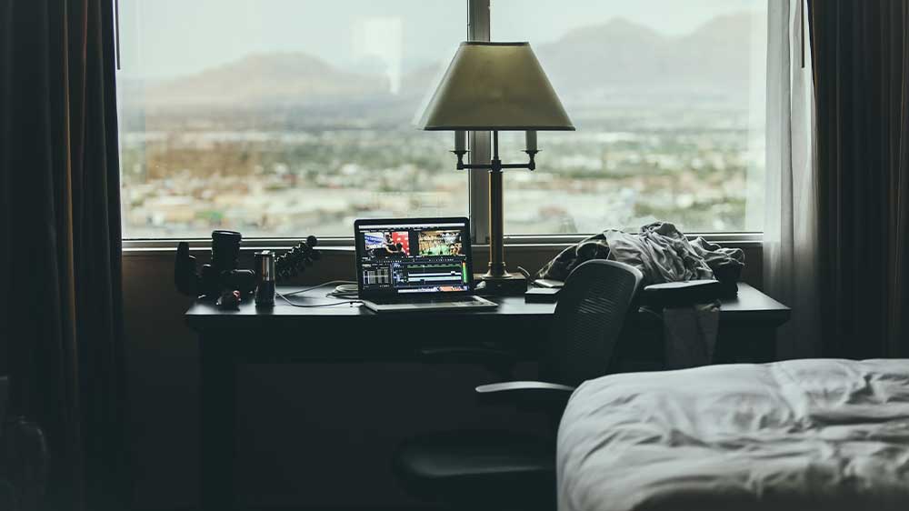 Pokoj se stolem a notebookem HP 250R 7L707ET G9_03