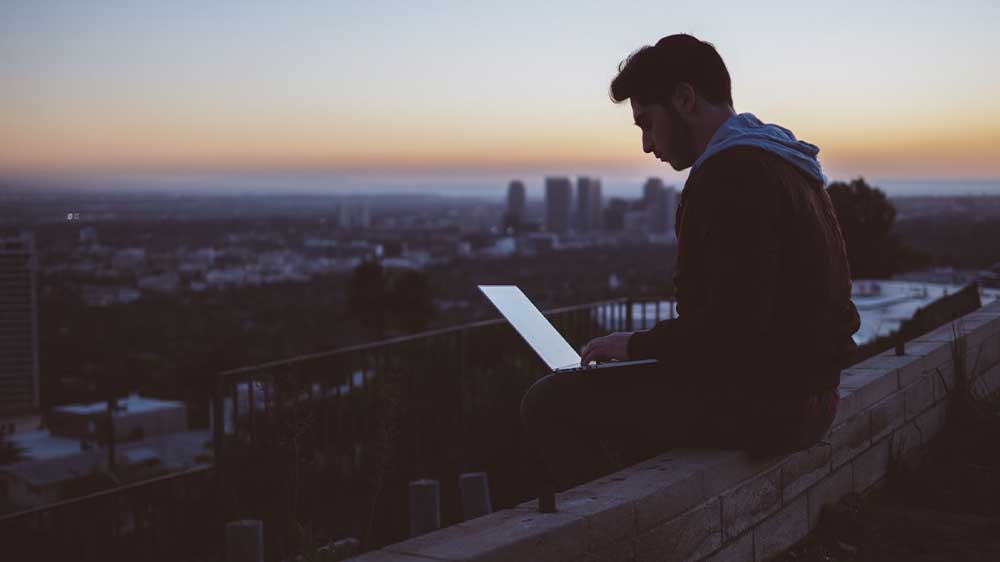 Muž ve městě s HP 250R 7L707ET G9_04