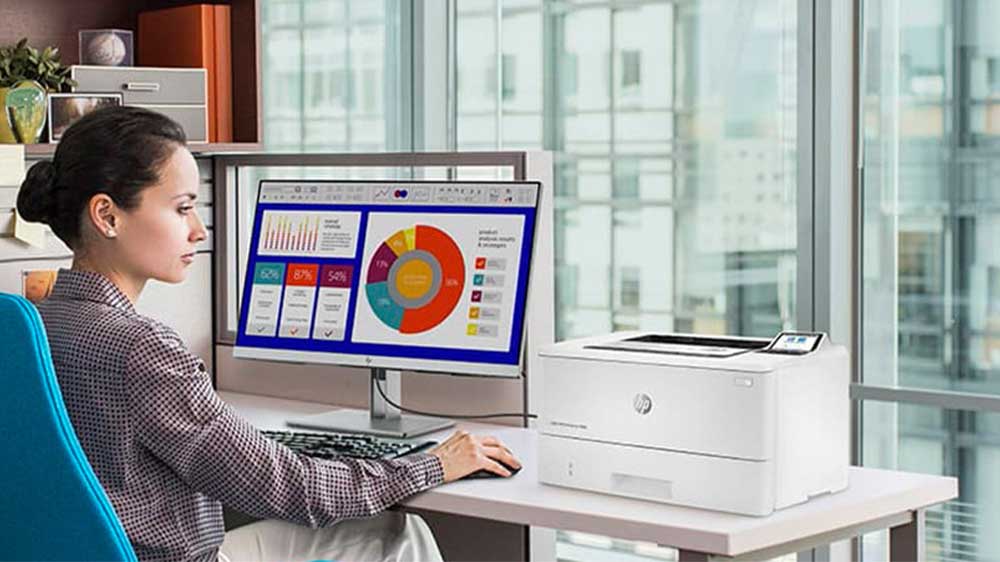 Stoln&iacute; poč&iacute;tač HP Elite Mini 800 G9 (623C5ET) žena pracuj&iacute;c&iacute; na PC_02