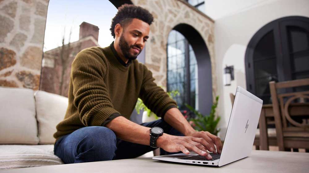 Muž v kavárně s HP EliteBook 845 G11_04