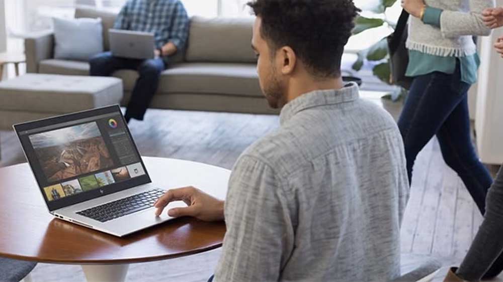 Muž ve videohovoru na HP EliteBook 860 G11_05