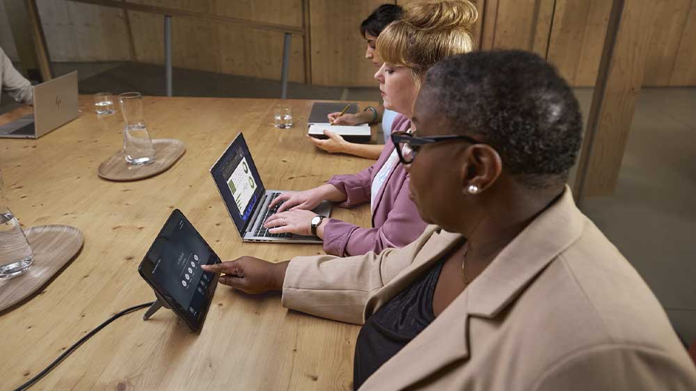 Lidé v kanceláři s notebookem HP EliteBook 860 G11_03