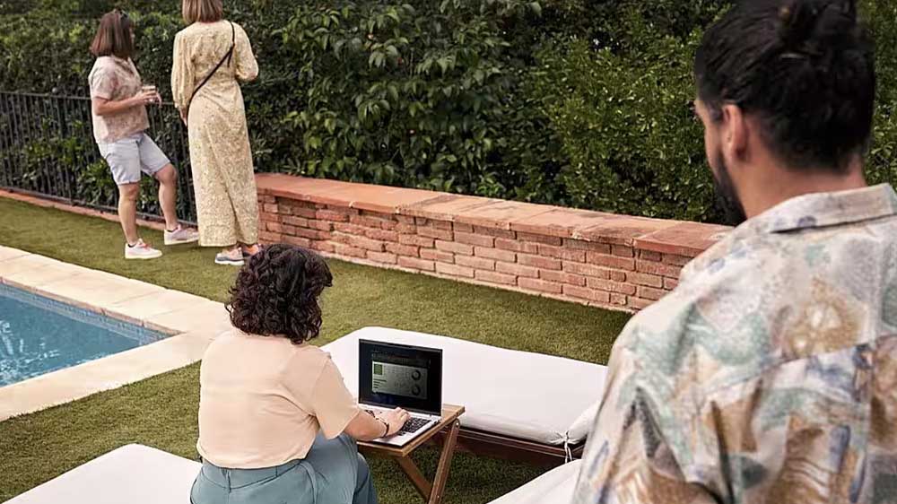 Žena na zahradě s HP EliteBook 860 G11_04