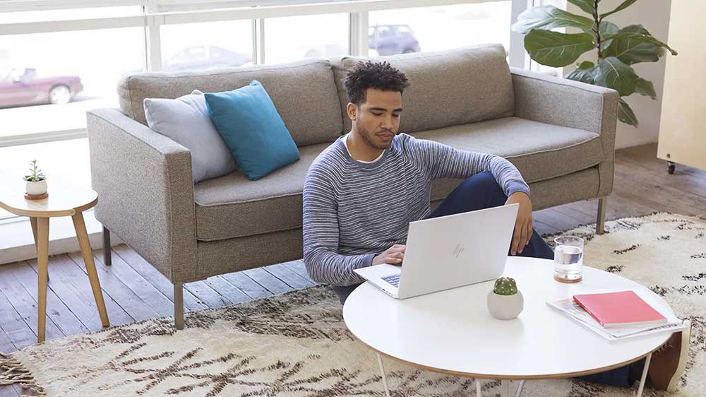 Muž v obýváku na HP EliteBook 860 G11_05