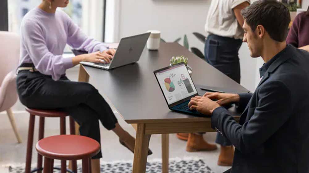 Kancelářský stůl s HP EliteBook 640 G10_03