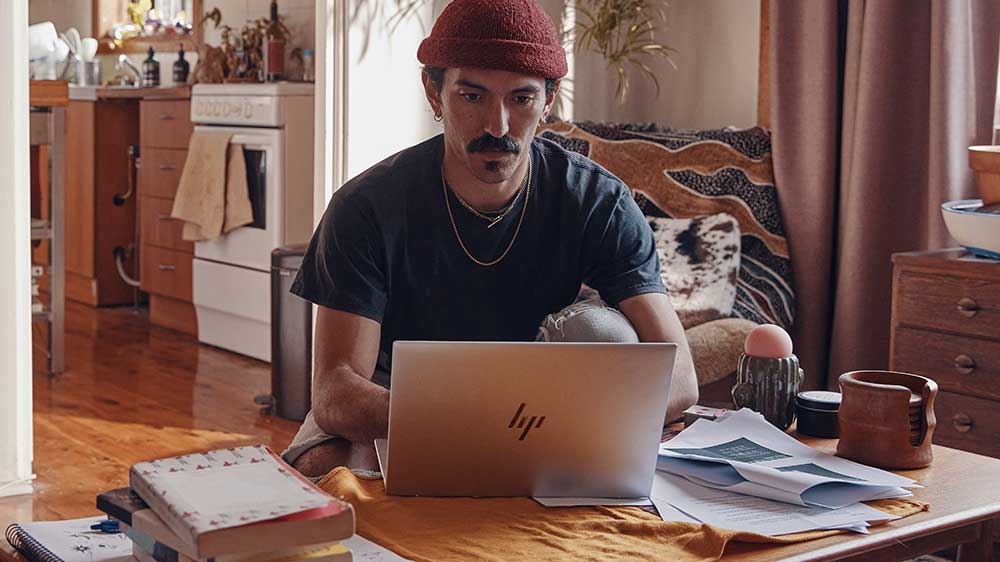 Muž v obývacím pokoji s HP EliteBook 840 G10_02