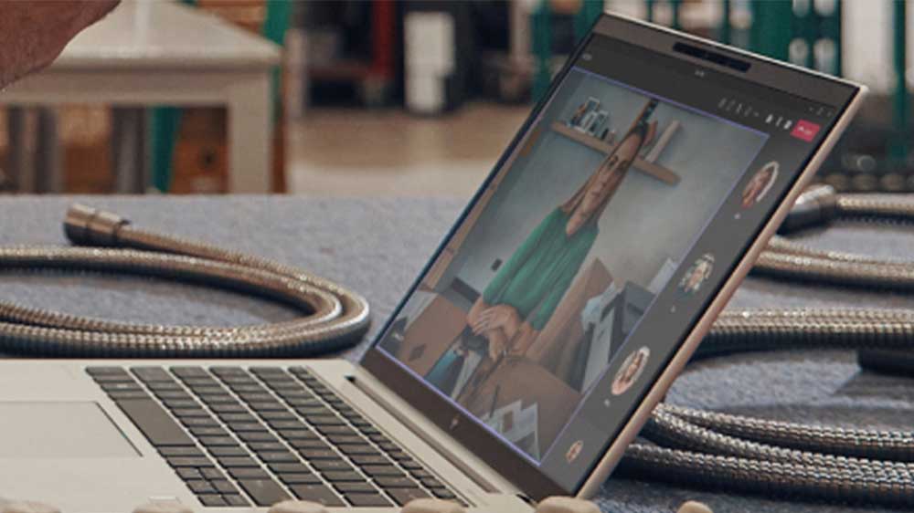 Kancelářský stůl s HP EliteBook 840 G10_03